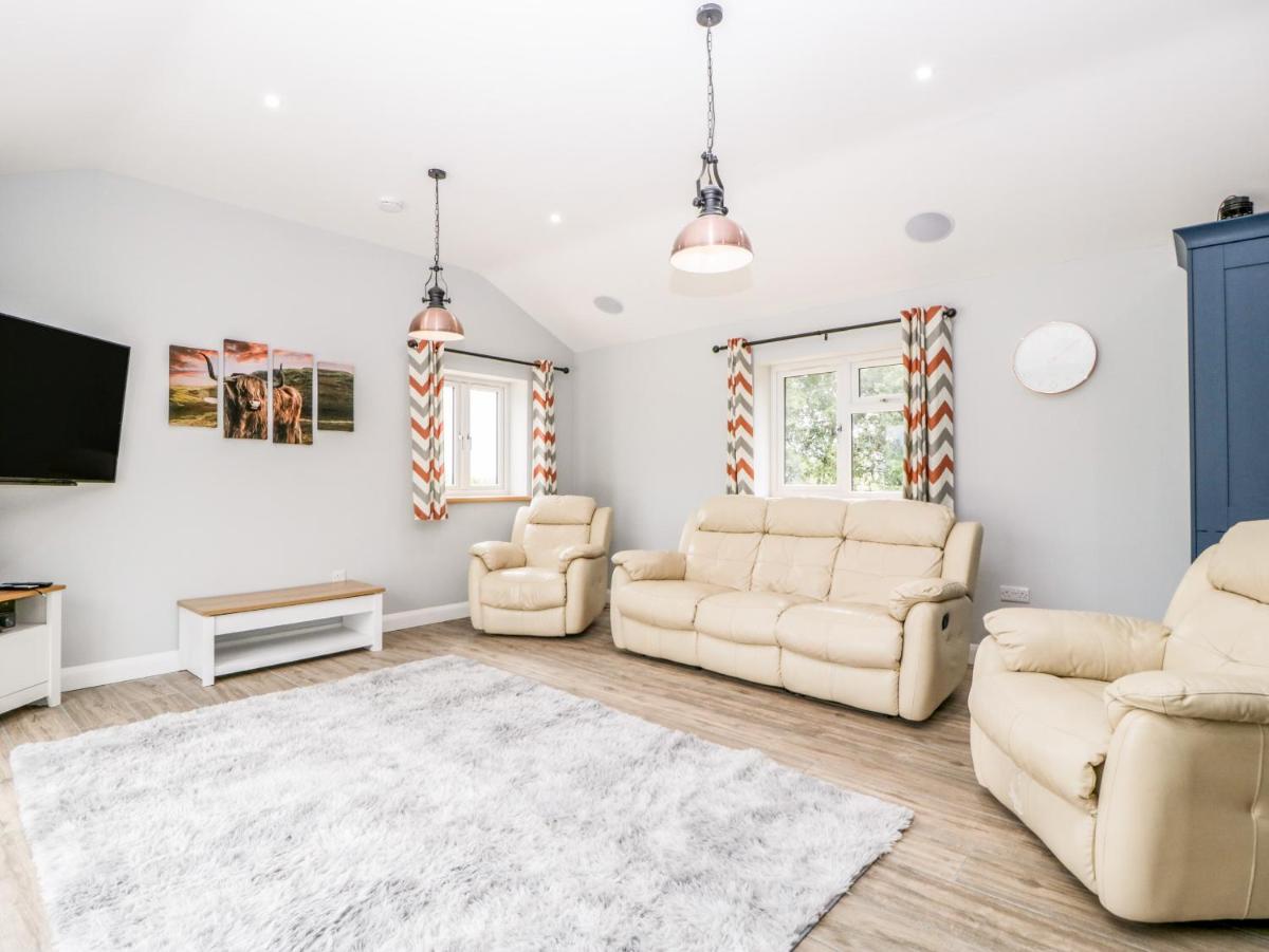 Strawberry Stables - Housity