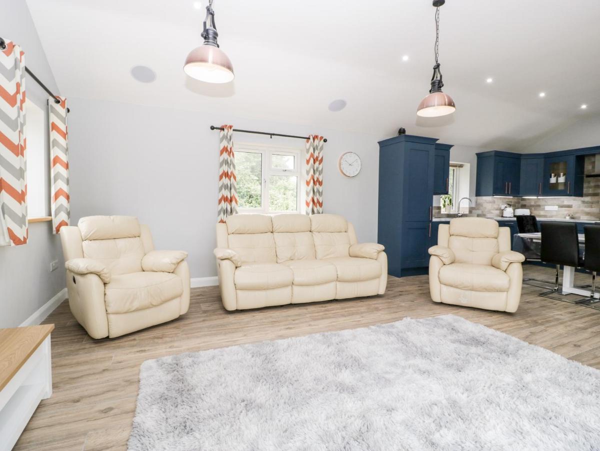 Strawberry Stables - Housity