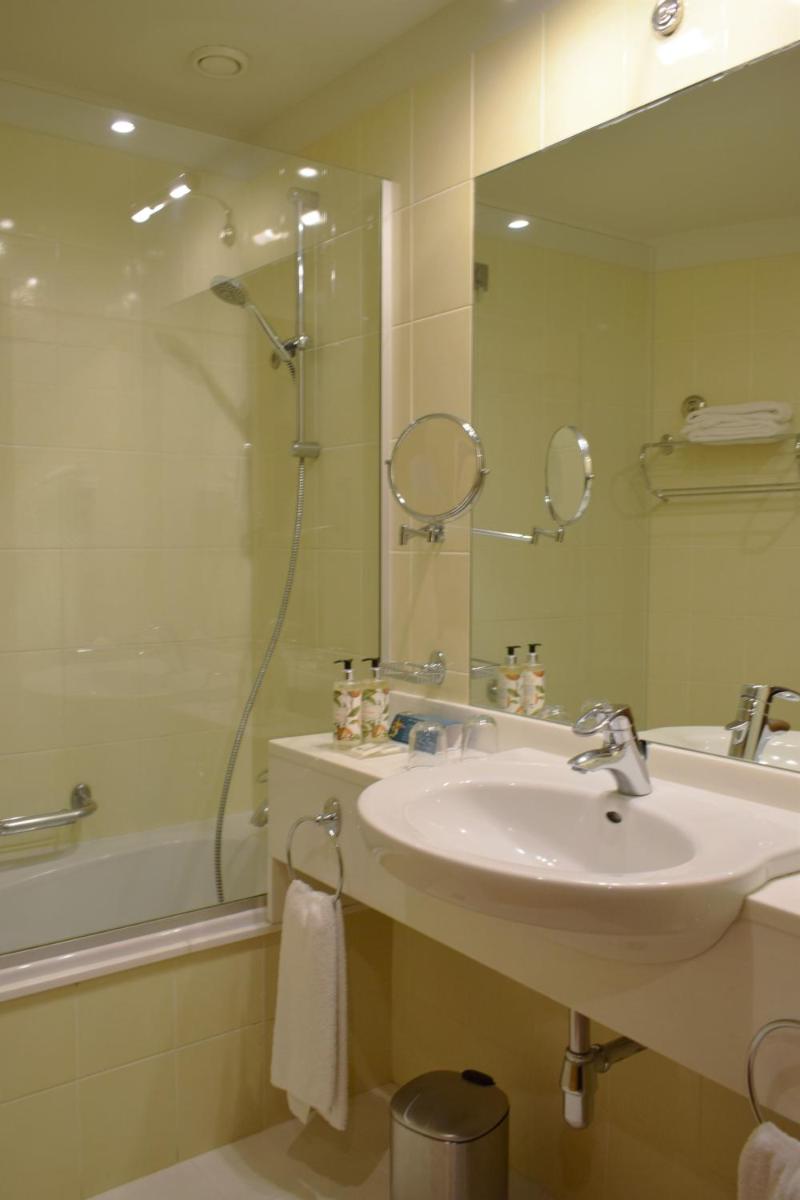 Uma casa de banho em Madeira Regency Cliff - Adults Only