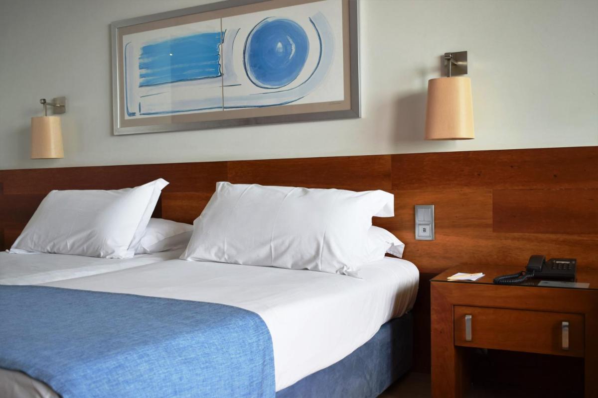 Uma cama ou camas num quarto em Madeira Regency Cliff - Adults Only