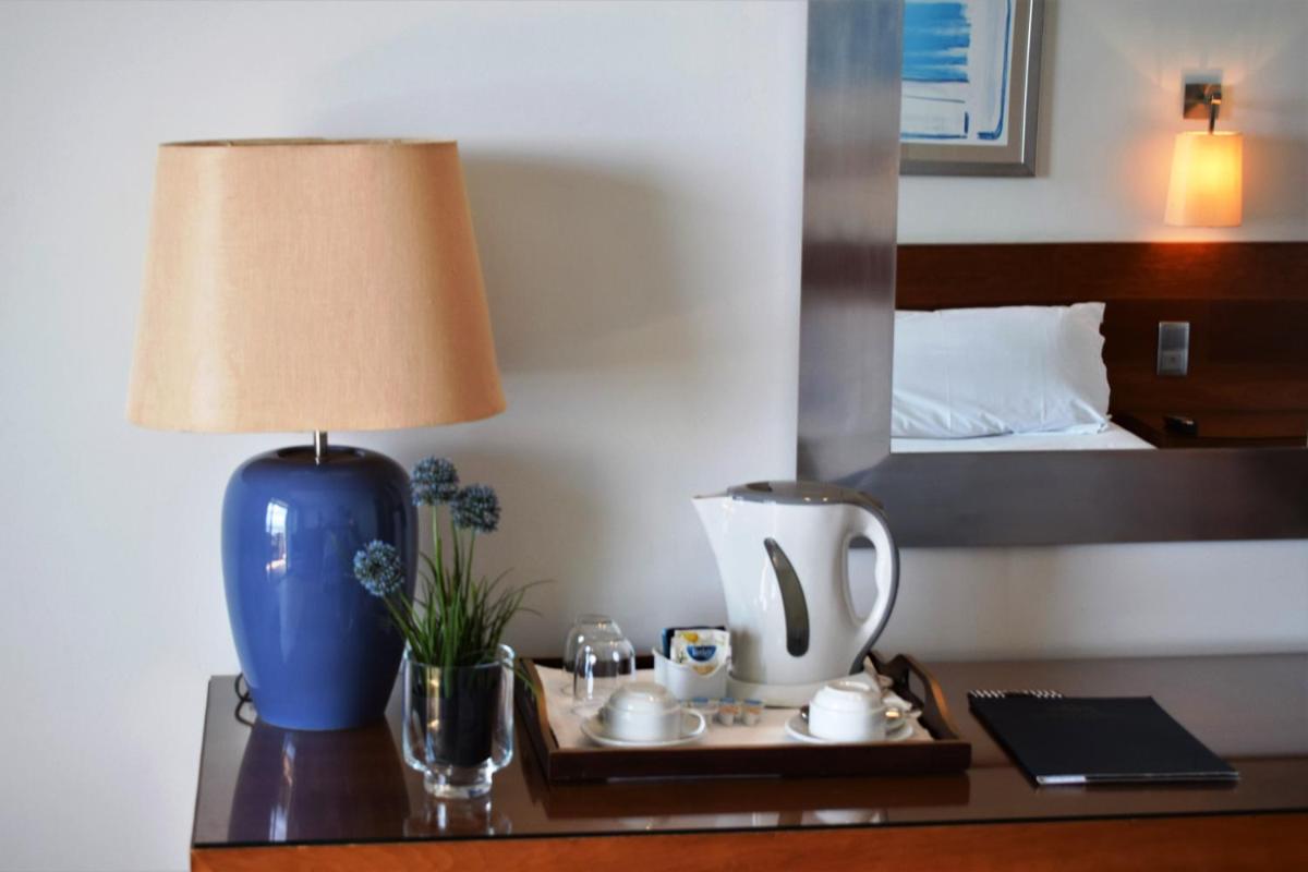 Uma cama ou camas num quarto em Madeira Regency Cliff - Adults Only