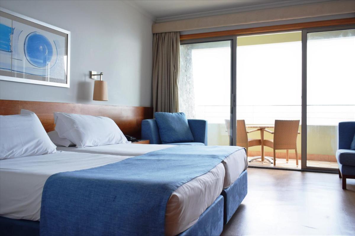 Uma cama ou camas num quarto em Madeira Regency Cliff - Adults Only