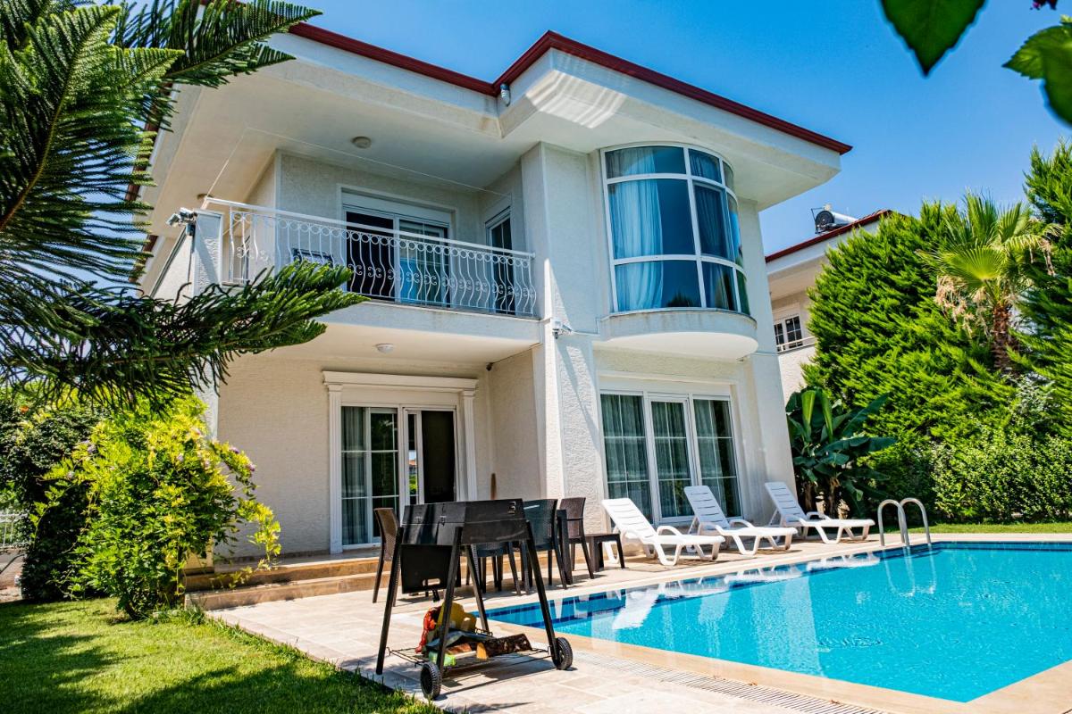 Suitetrails - Luxury White Villa
