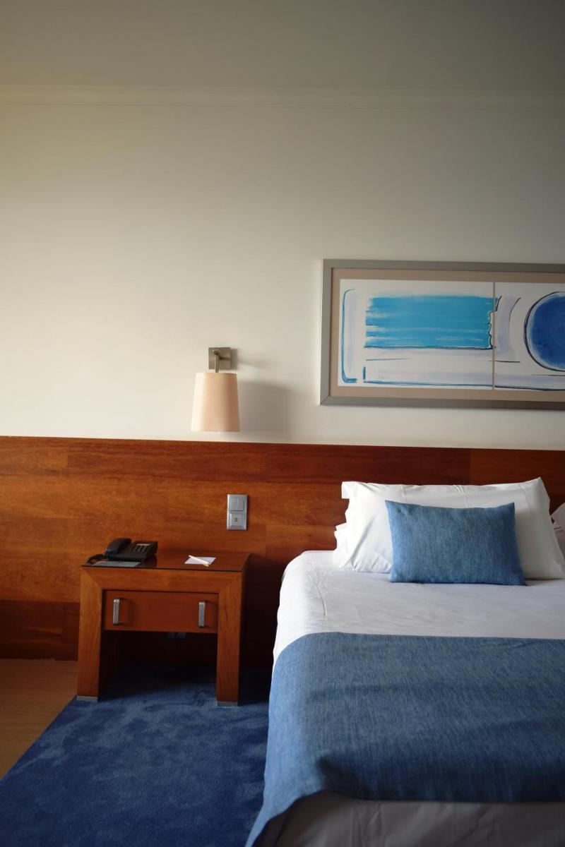 Uma cama ou camas num quarto em Madeira Regency Cliff - Adults Only