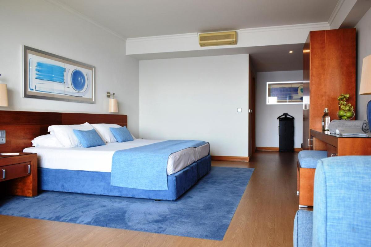Uma cama ou camas num quarto em Madeira Regency Cliff - Adults Only