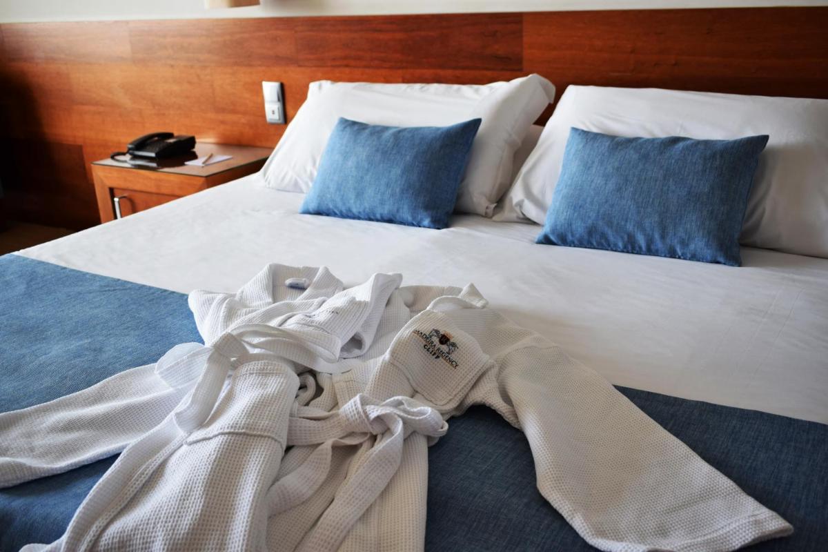 Uma cama ou camas num quarto em Madeira Regency Cliff - Adults Only