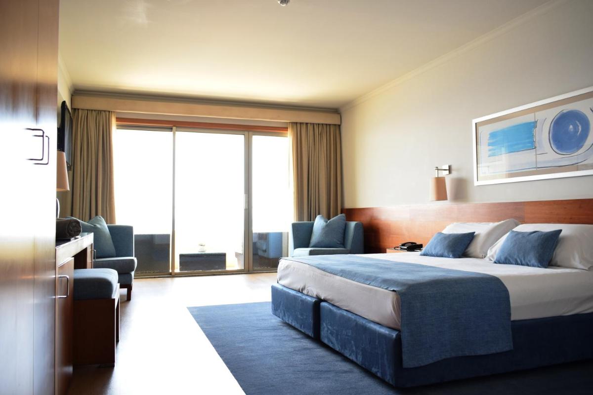 Uma cama ou camas num quarto em Madeira Regency Cliff - Adults Only