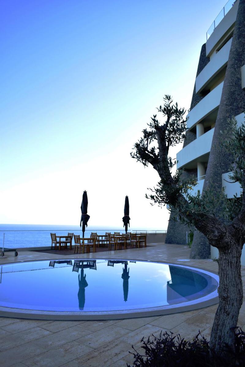 uma piscina em frente a um prédio em Madeira Regency Cliff - Adults Only no Funchal