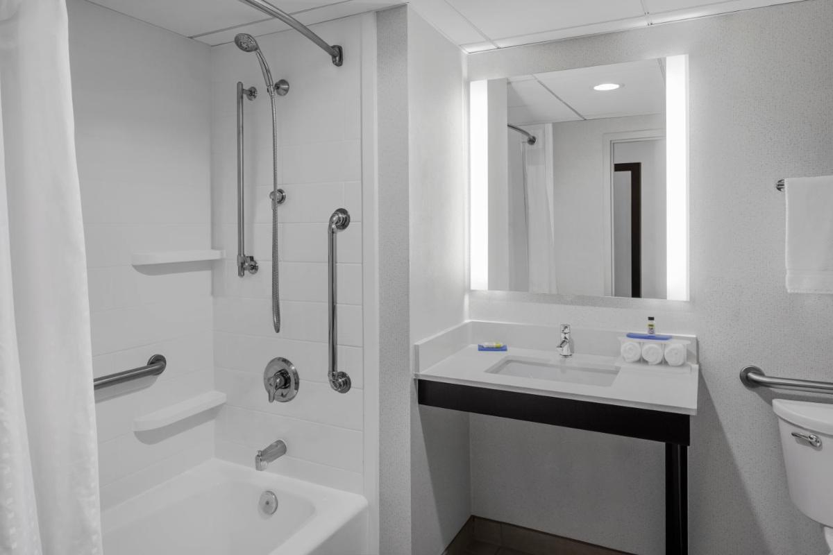 Holiday Inn Express & Suites Asheville SW - Outlet Ctr Area, an IHG Hotel - Housity