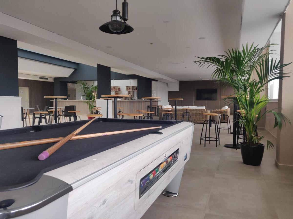 una mesa de billar con un taco encima en Hotel Cabogata Jardín, en Retamar