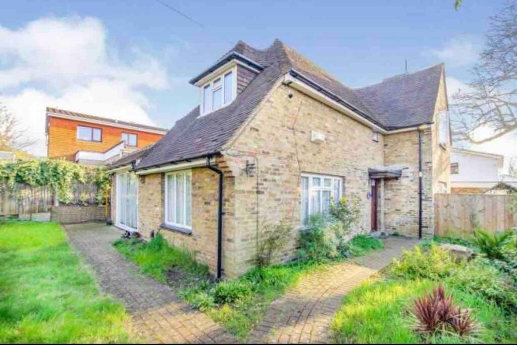 Lovely cottage in the heart of Shirley- Croydon - Housity
