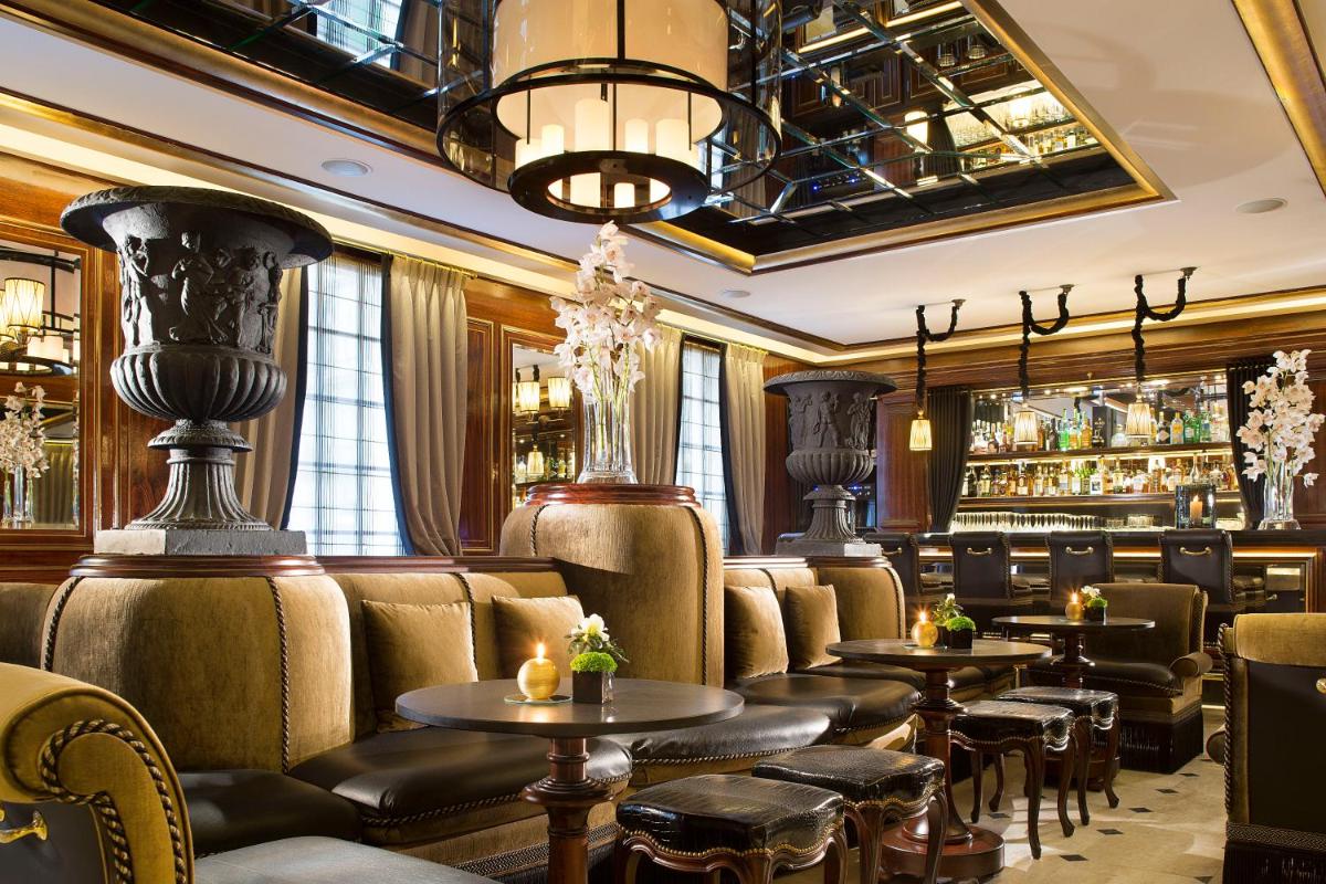un restaurant avec des tables et des chaises et un bar dans l'établissement Le Belmont Paris, à Paris