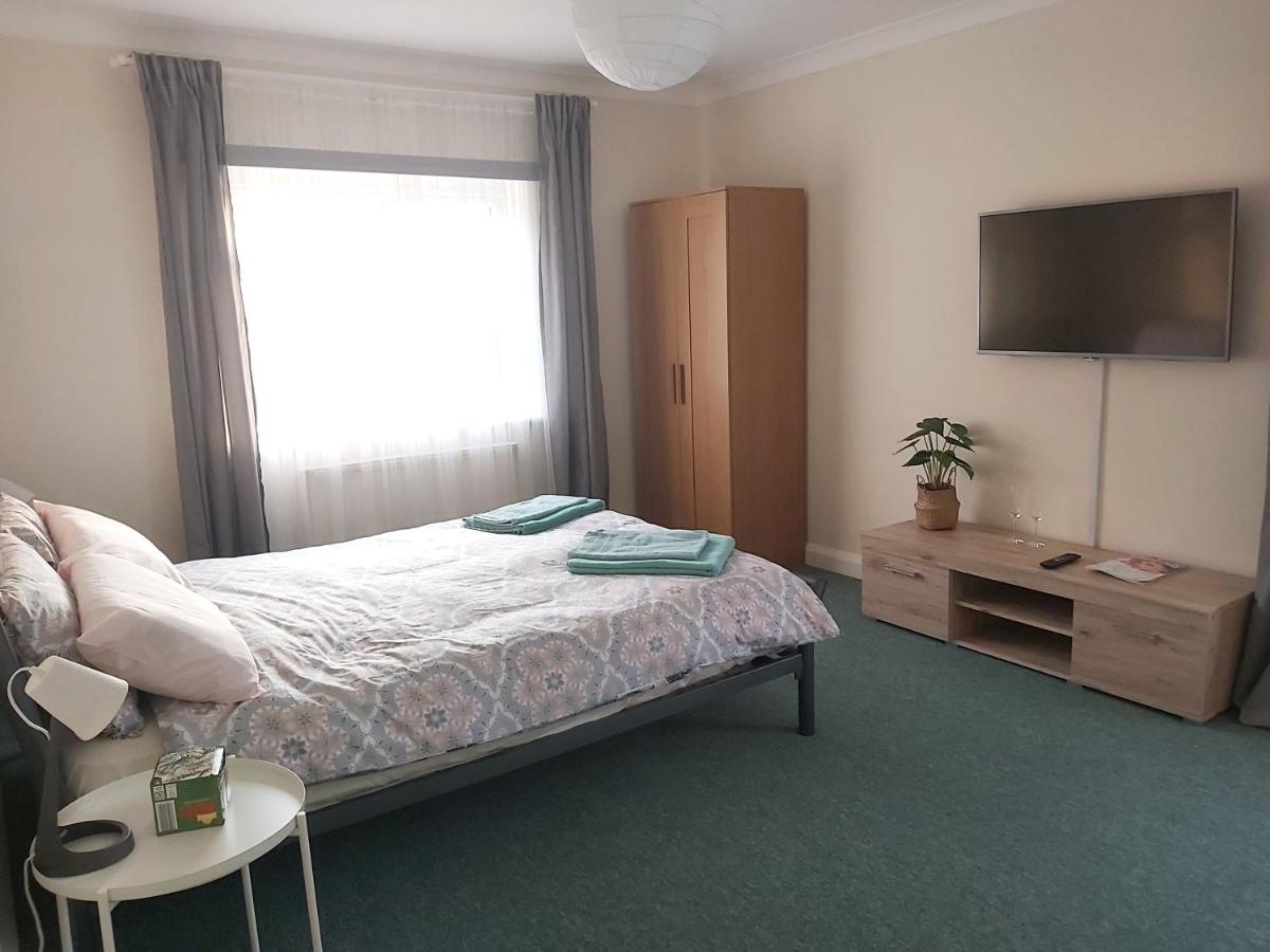 Double room Sandbanks, Poole, Dorset, Free Parking - Housity
