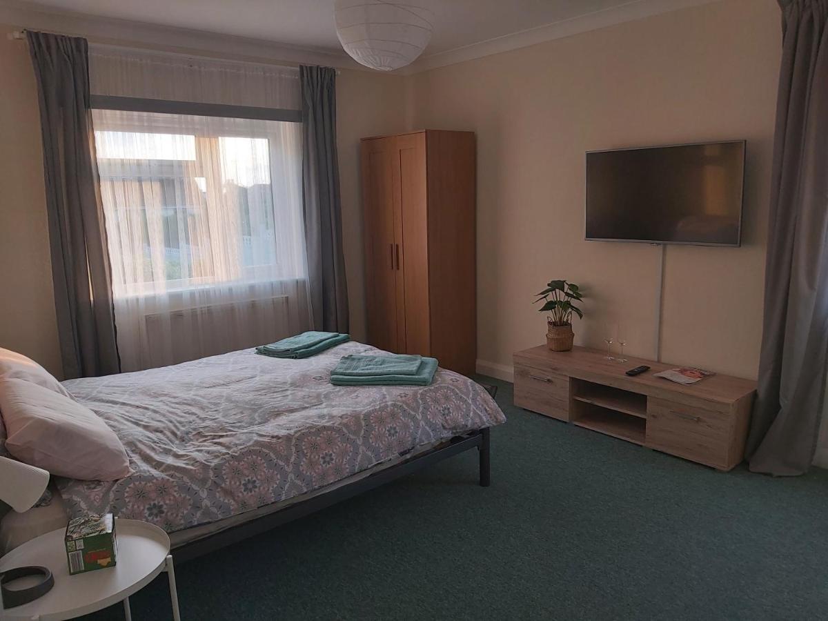 Double room Sandbanks, Poole, Dorset, Free Parking - Housity