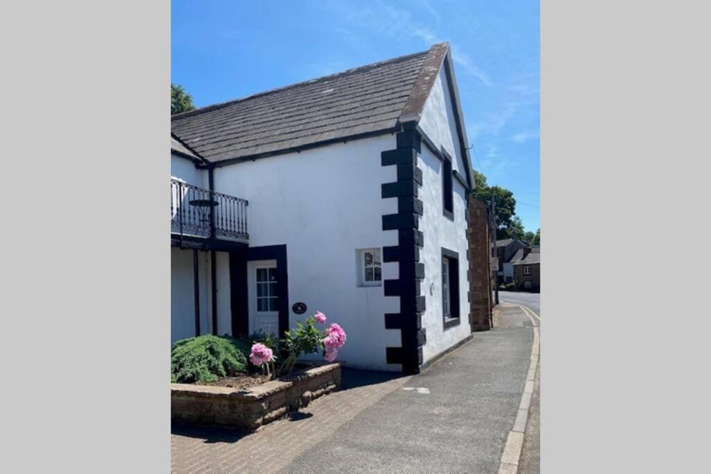 2 Mews Cottages - Town Centre Location - Housity