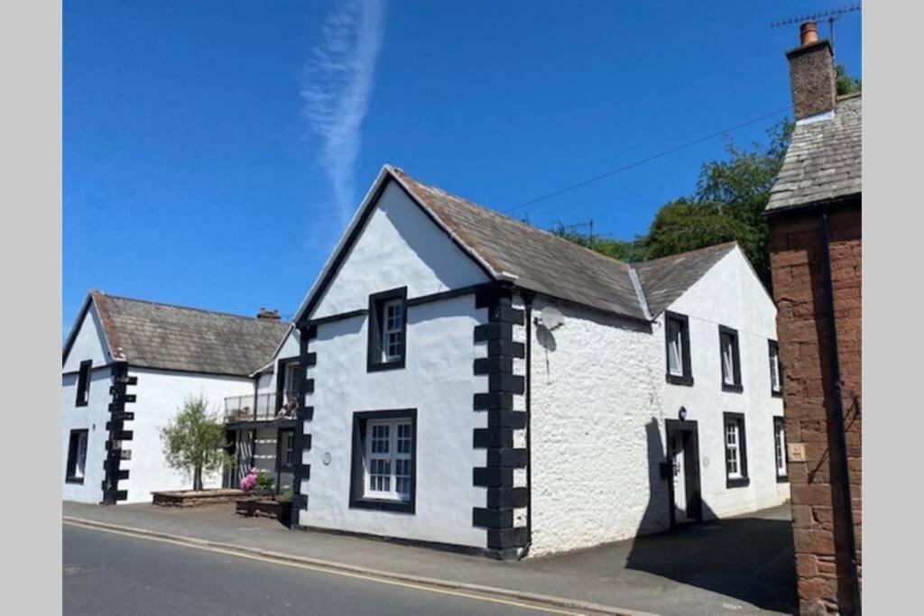 2 Mews Cottages - Town Centre Location - Housity