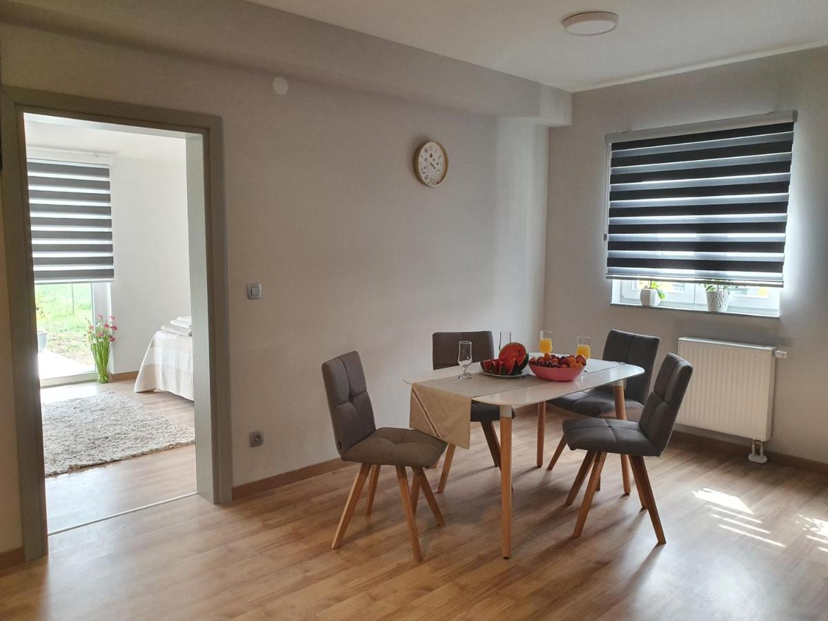 Apartman Fenestra s terasom i pogledom na Gacku - Housity