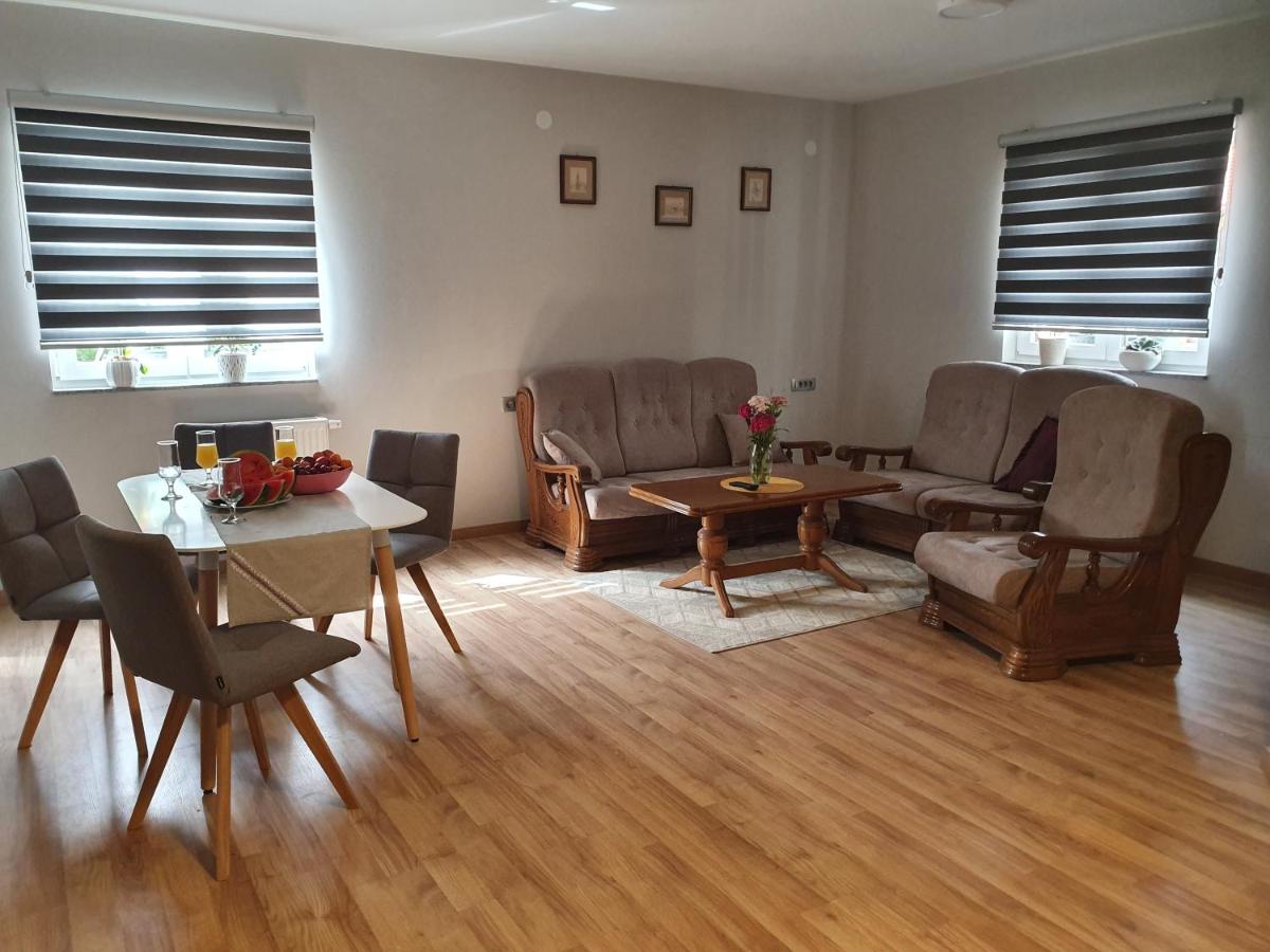 Apartman Fenestra s terasom i pogledom na Gacku - Housity