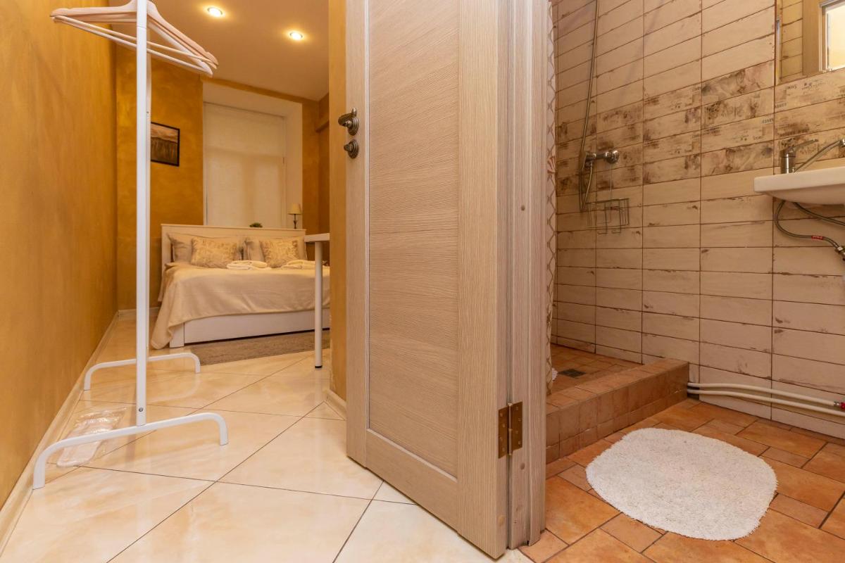 Gold Hotel - Housity