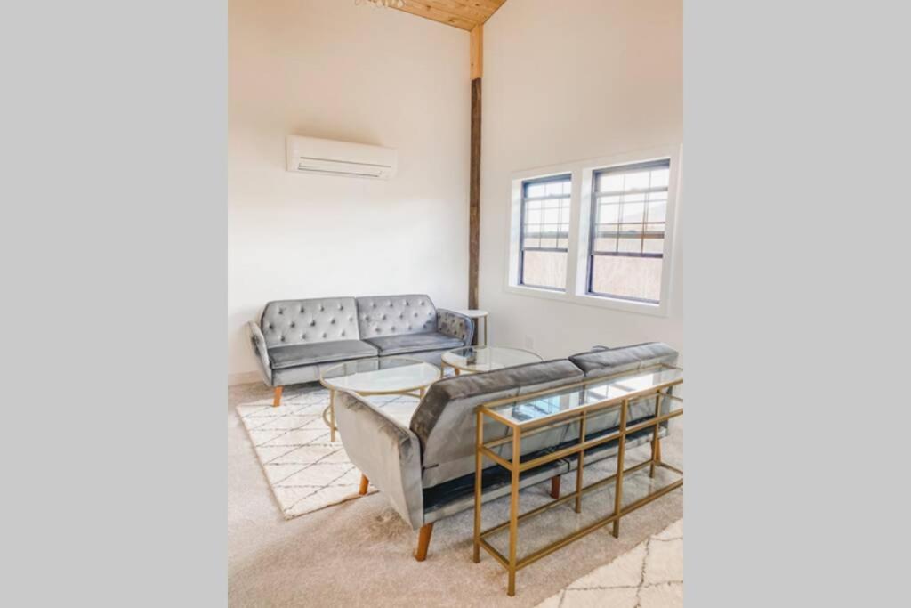 A Suite with a View + Wine - Housity