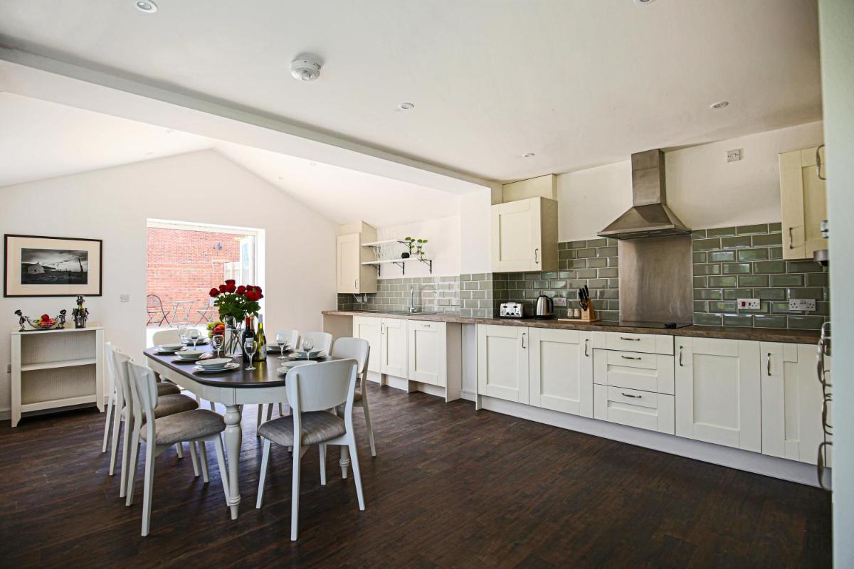 Premium 4 large double bed townhouse in Bicester, next to Bicester Village - Housity