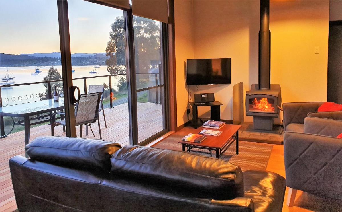 The Beach House- private jacuzzi and wood fire! - Housity