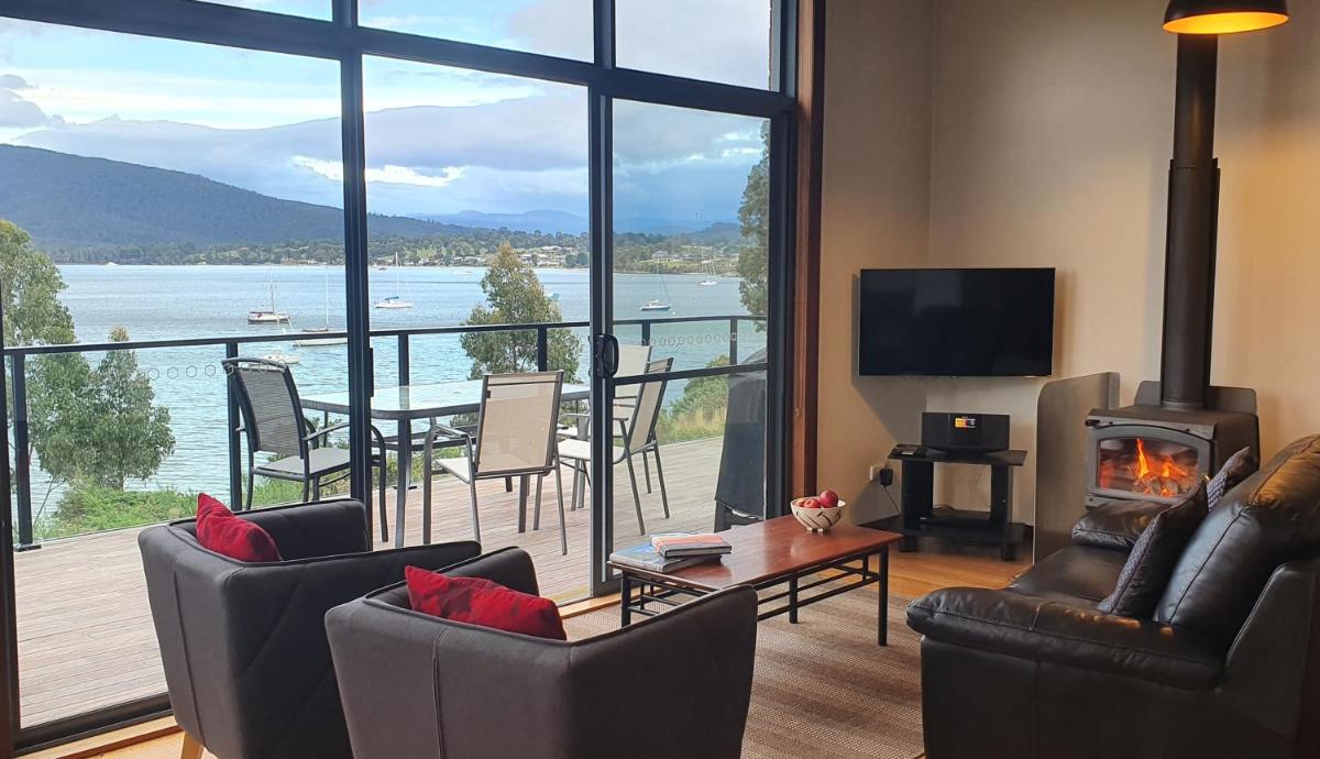 The Beach House- private jacuzzi and wood fire! - Housity