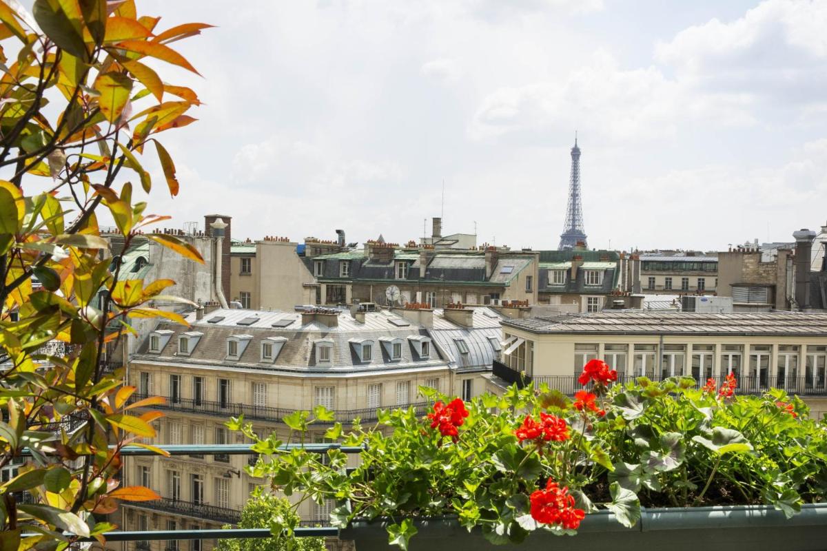Vue générale sur Paris ou vue de la ville depuis l'hôtel