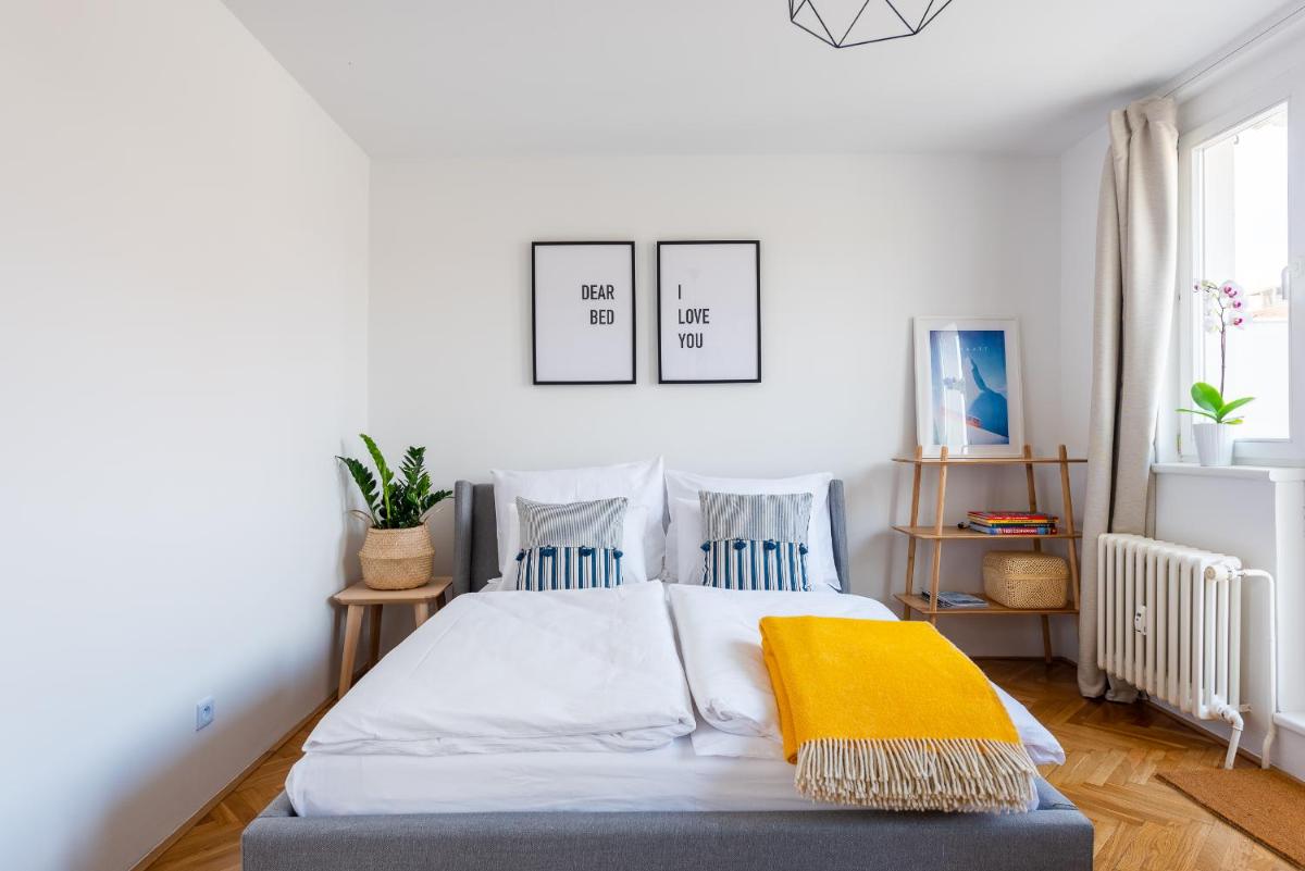 BRIGHT CHARMING Apt with TERRACE, PARKING & AirCo. - Housity