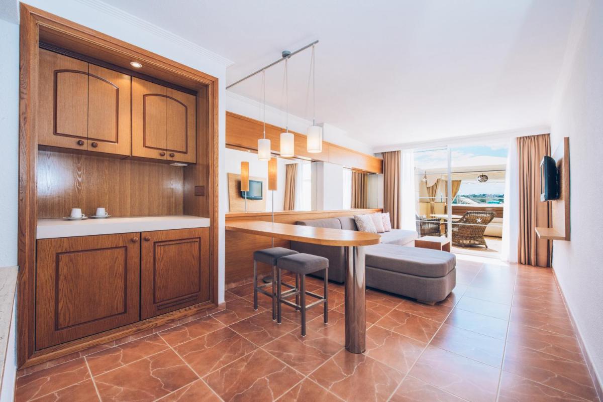 Una cocina o zona de cocina en Iberostar Selection Jardín del Sol Suites - Adults Only