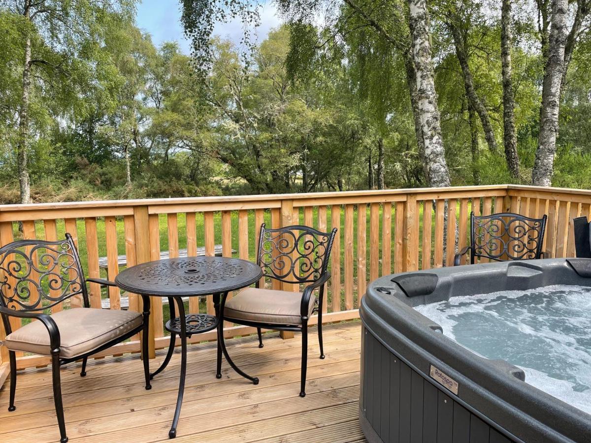 Bracken Lodge 16 with Hot Tub - Housity