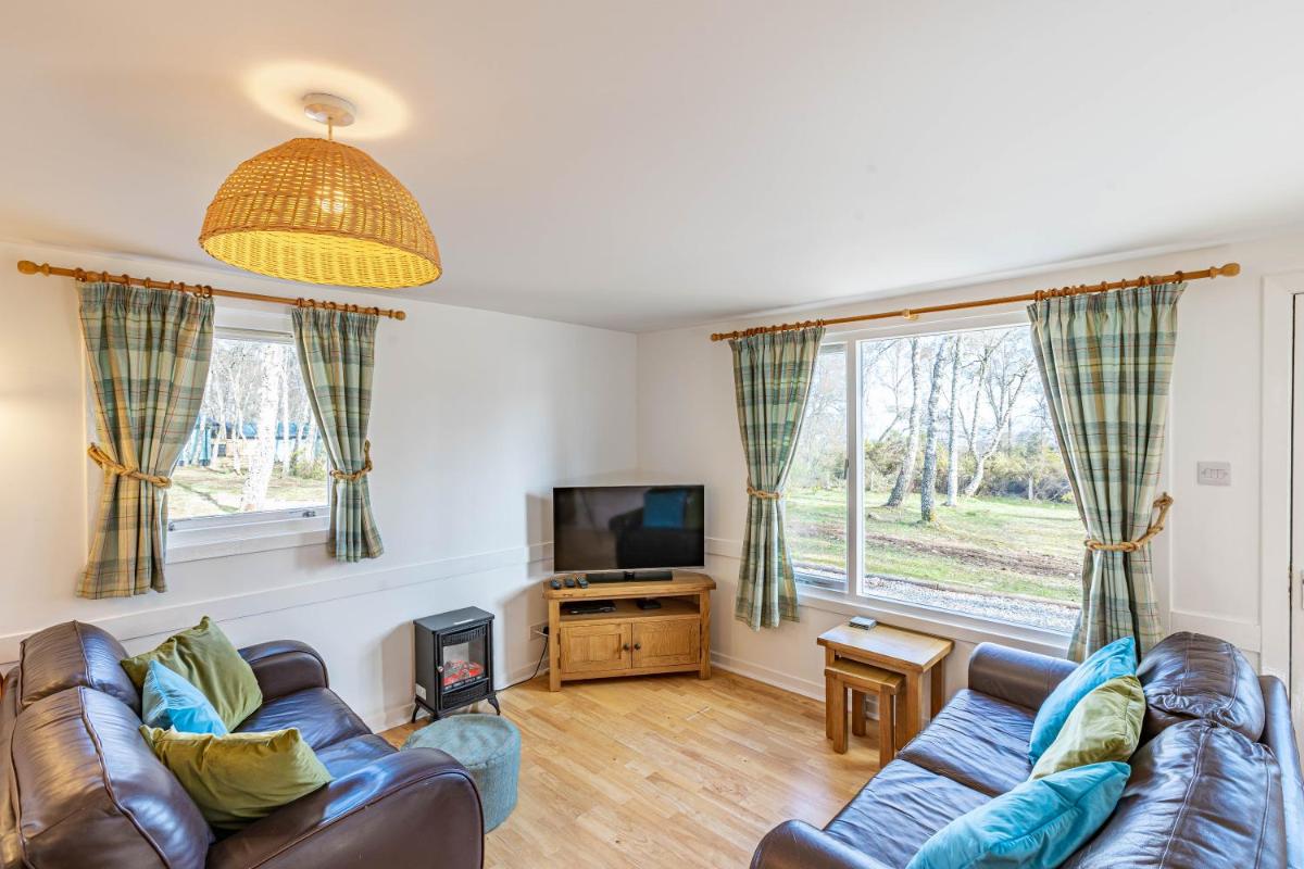 Bracken Lodge 16 with Hot Tub - Housity
