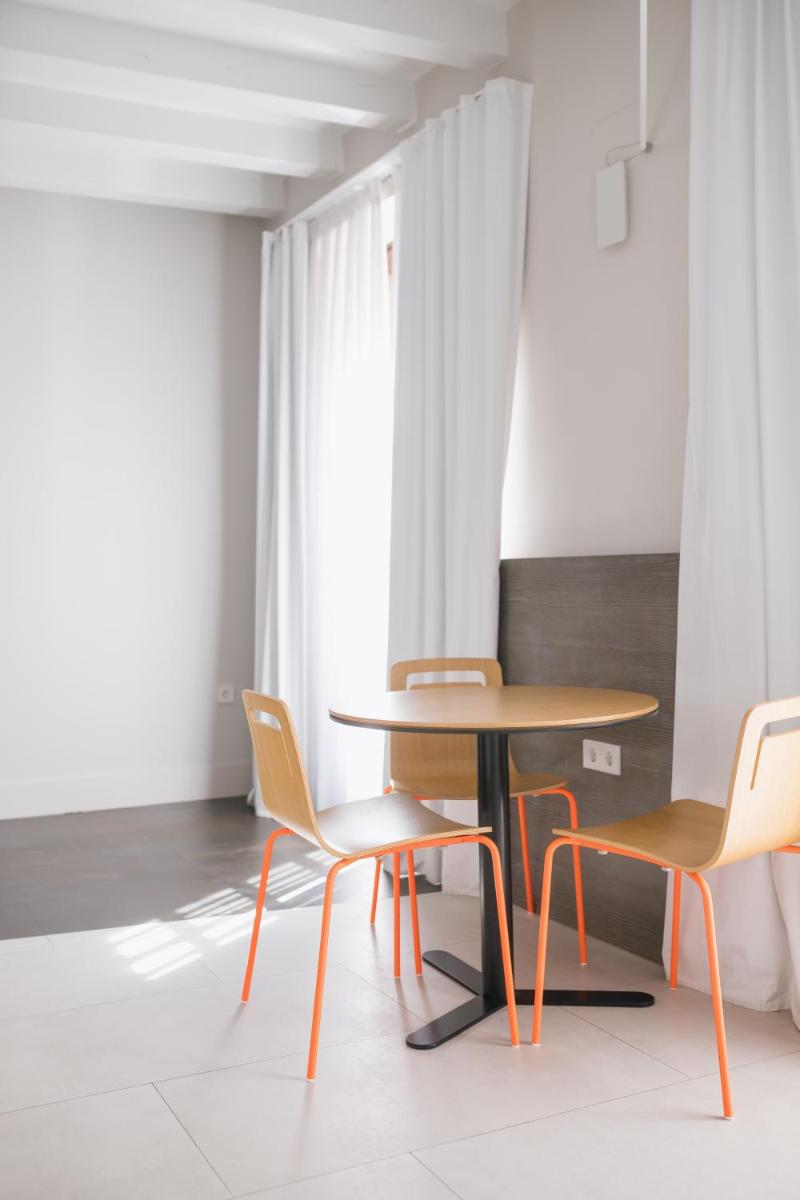 una mesa y dos sillas en una habitación en MYR Plaza Mercado & Spa, en Valencia