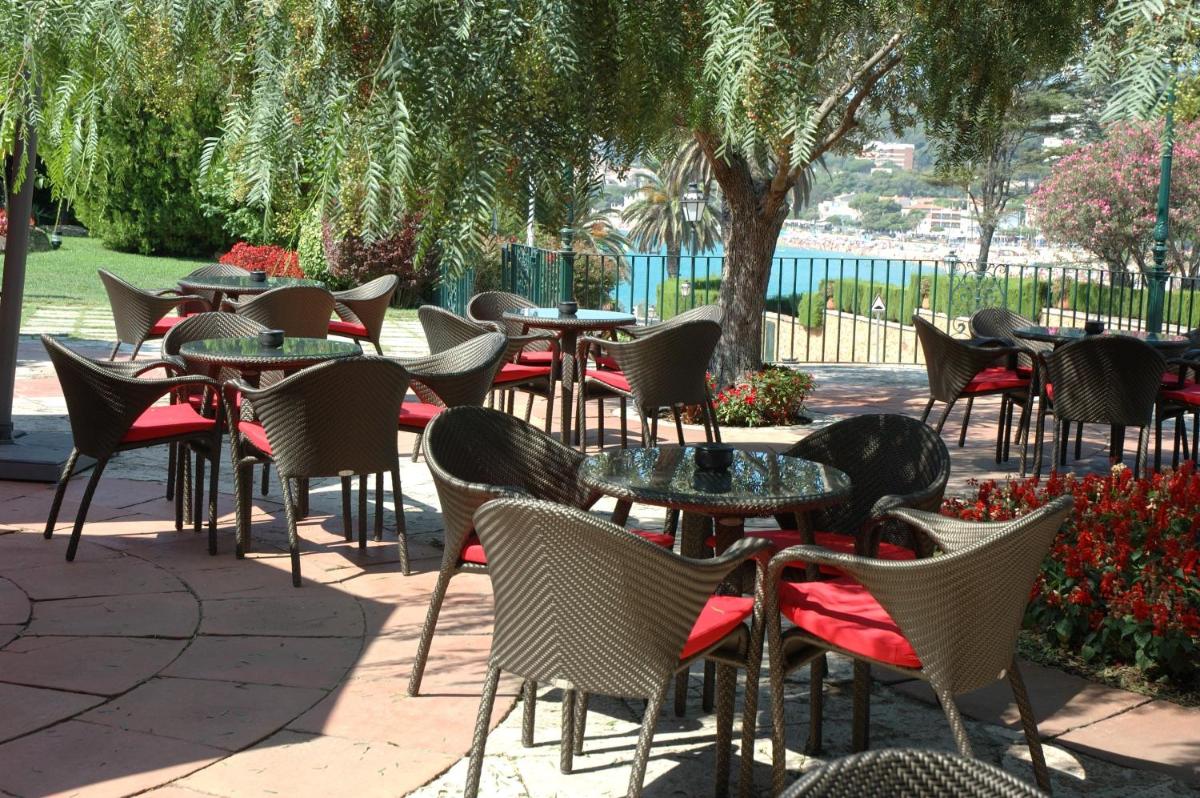 Un restaurante o sitio para comer en Hostal de la Gavina GL - The Leading Hotels of the World
