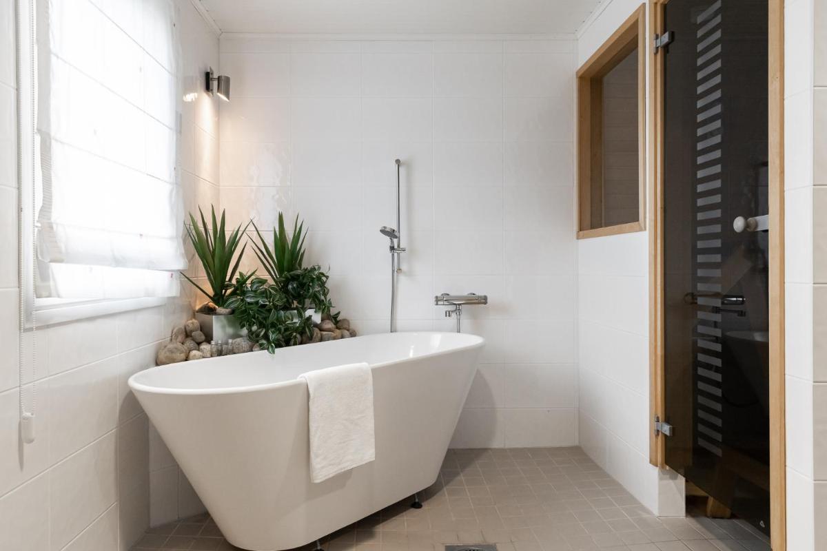 Hotel Aateli Lakeside - Housity