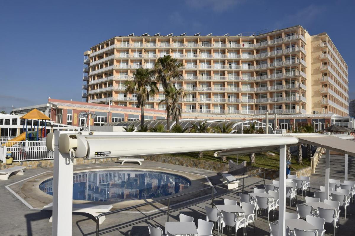 un hotel con piscina y un edificio en Hotel & Spa Entremares, en La Manga del Mar Menor