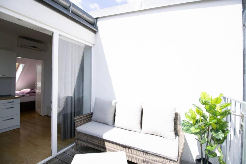 Sunny & cozy Penthouse with Balcony DG4 - Housity