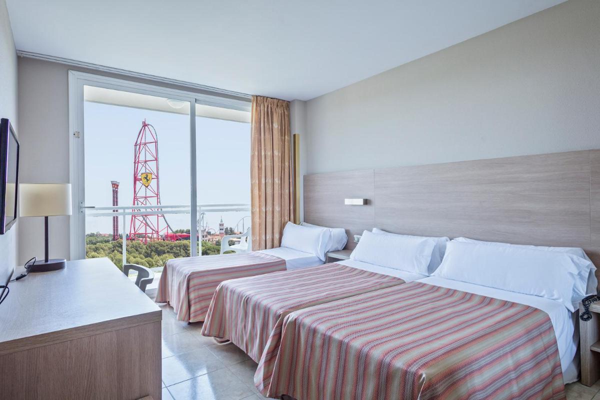Una habitación de hotel con dos camas y una gran ventana. en Sol Costa Daurada, en Salou