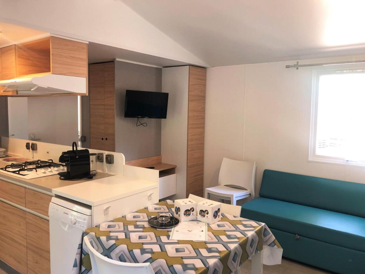 Cuisine ou kitchenette dans l'établissement Camping La Pinède