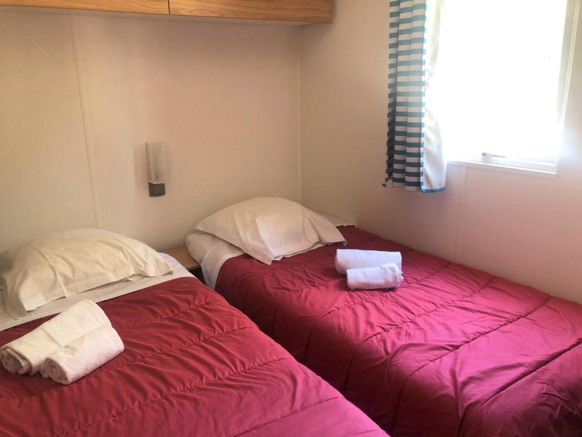 Un ou plusieurs lits dans un hébergement de l'établissement Camping La Pinède