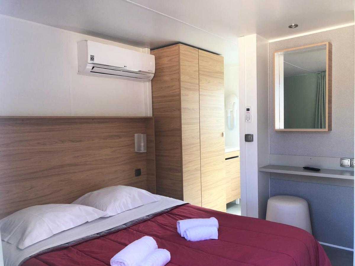 Un ou plusieurs lits dans un hébergement de l'établissement Camping La Pinède