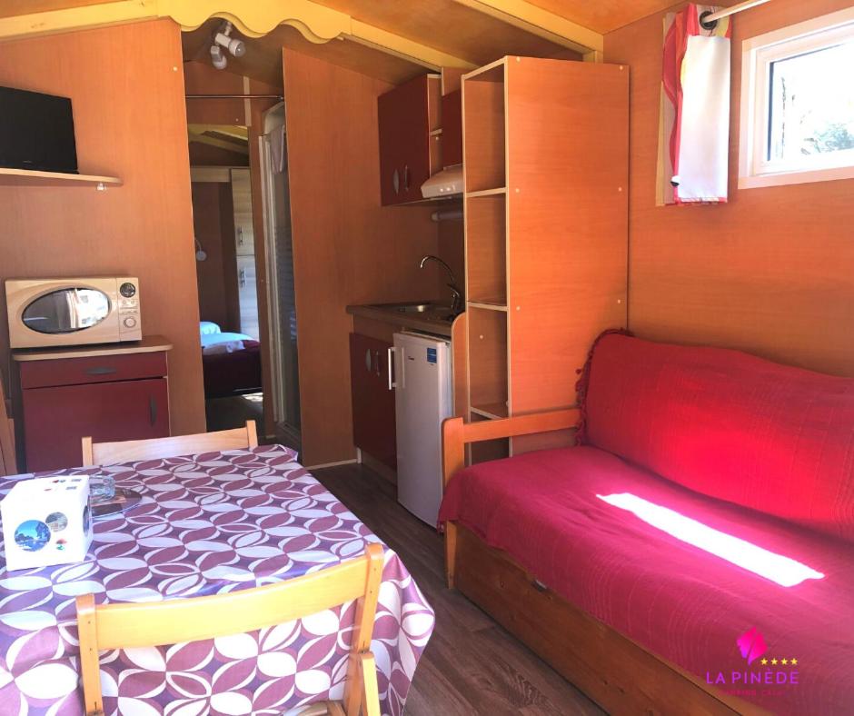 Cuisine ou kitchenette dans l'établissement Camping La Pinède