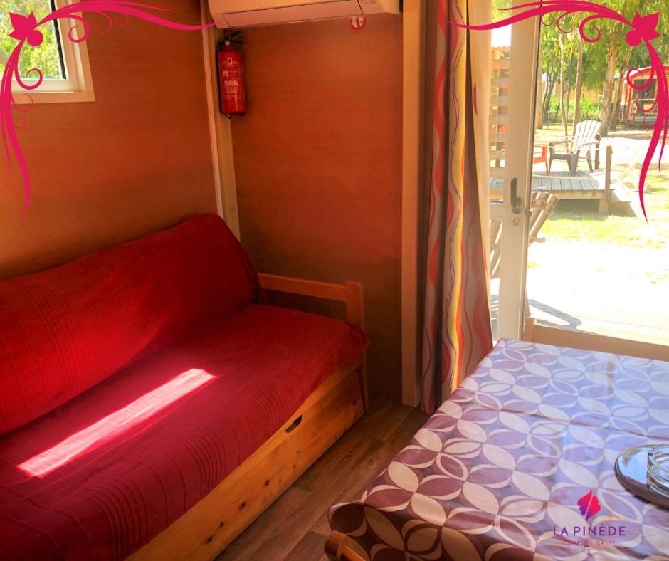 Coin salon dans l'établissement Camping La Pinède