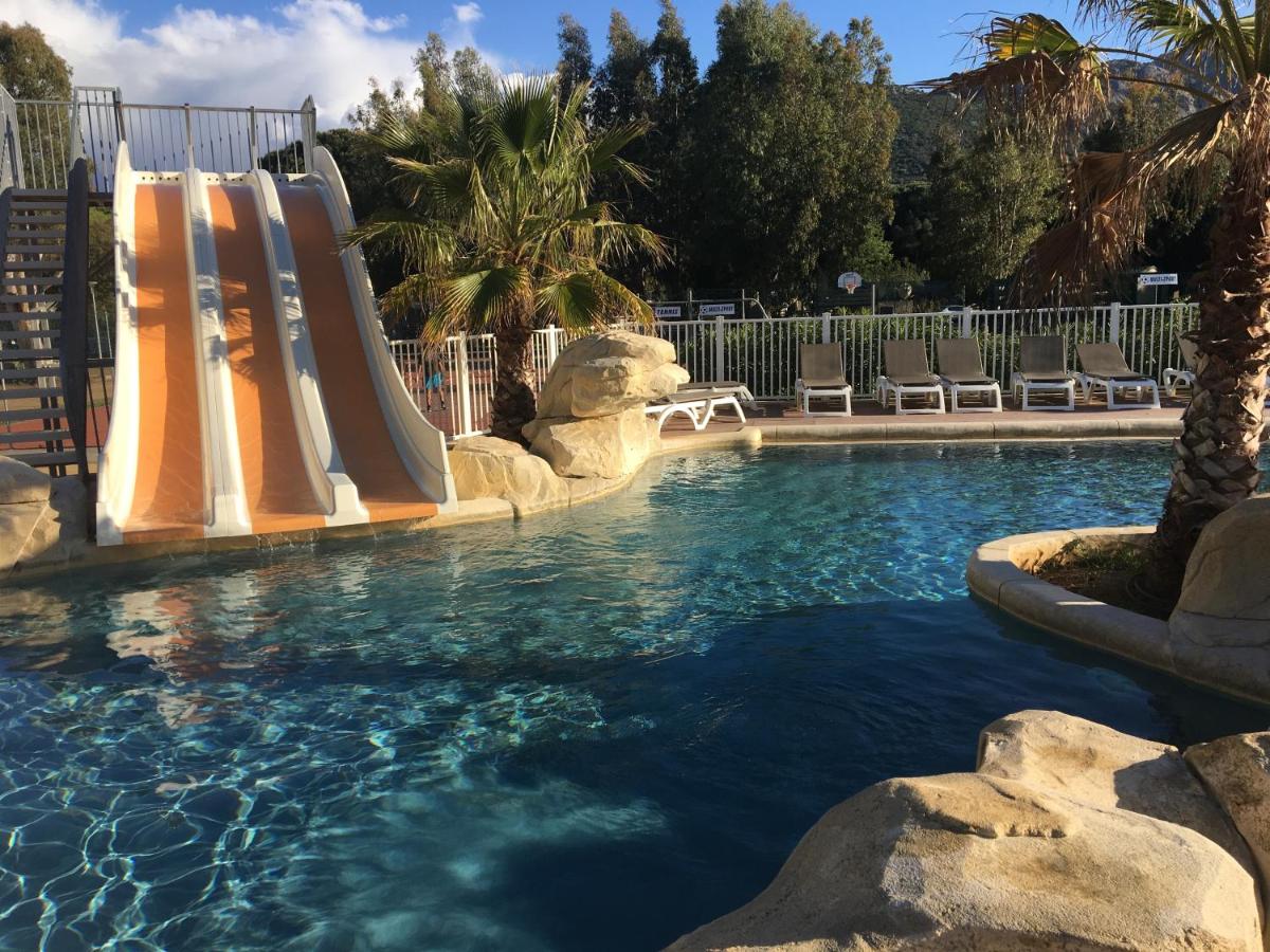 Piscine de l'établissement Camping La Pinède ou située à proximité