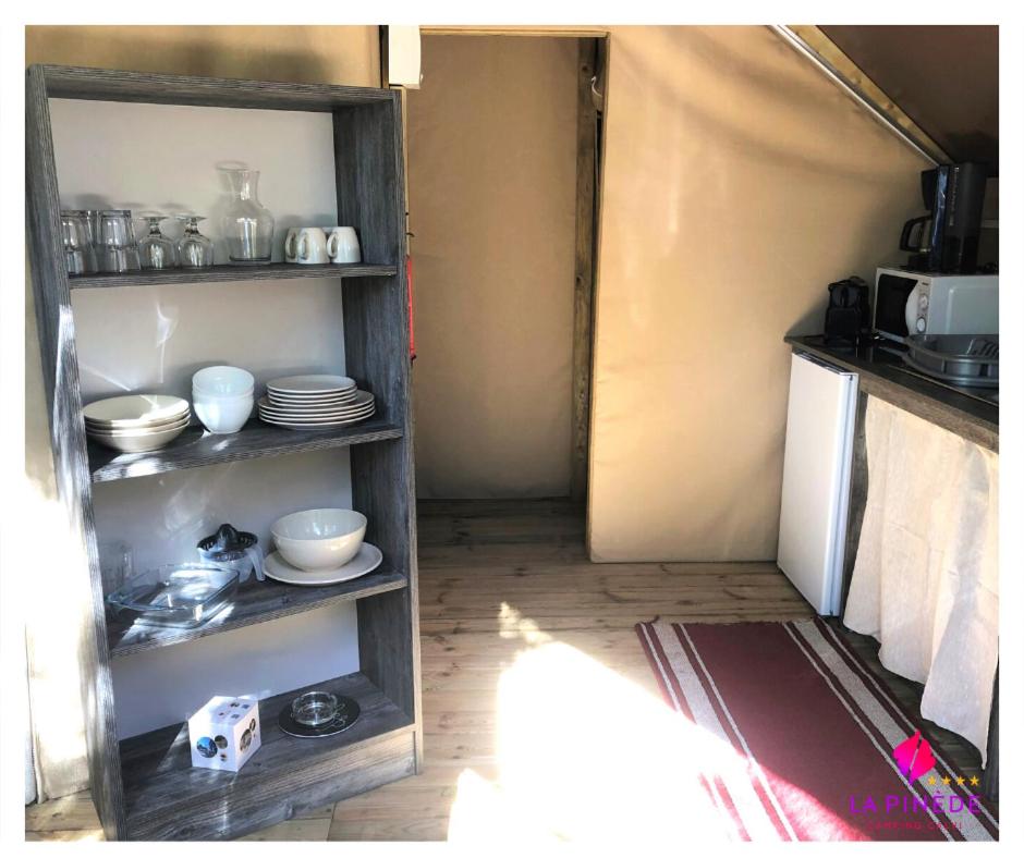 Cuisine ou kitchenette dans l'établissement Camping La Pinède