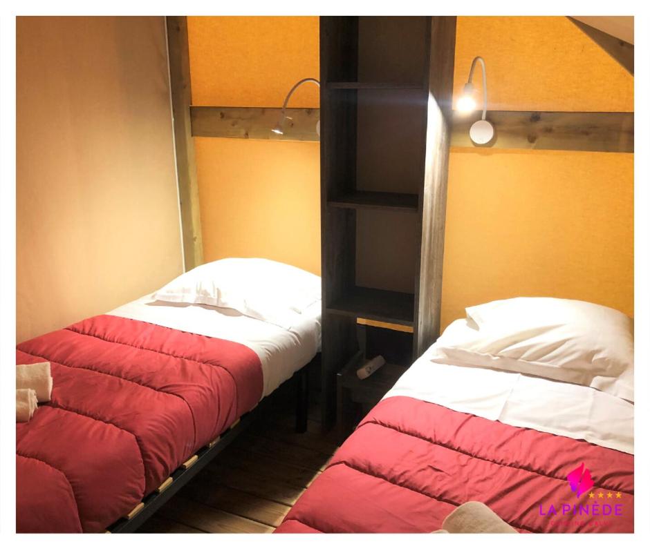 Un ou plusieurs lits dans un hébergement de l'établissement Camping La Pinède