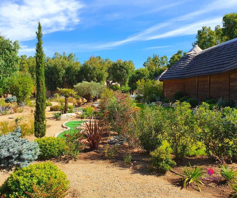 Jardin de l'établissement Camping La Pinède