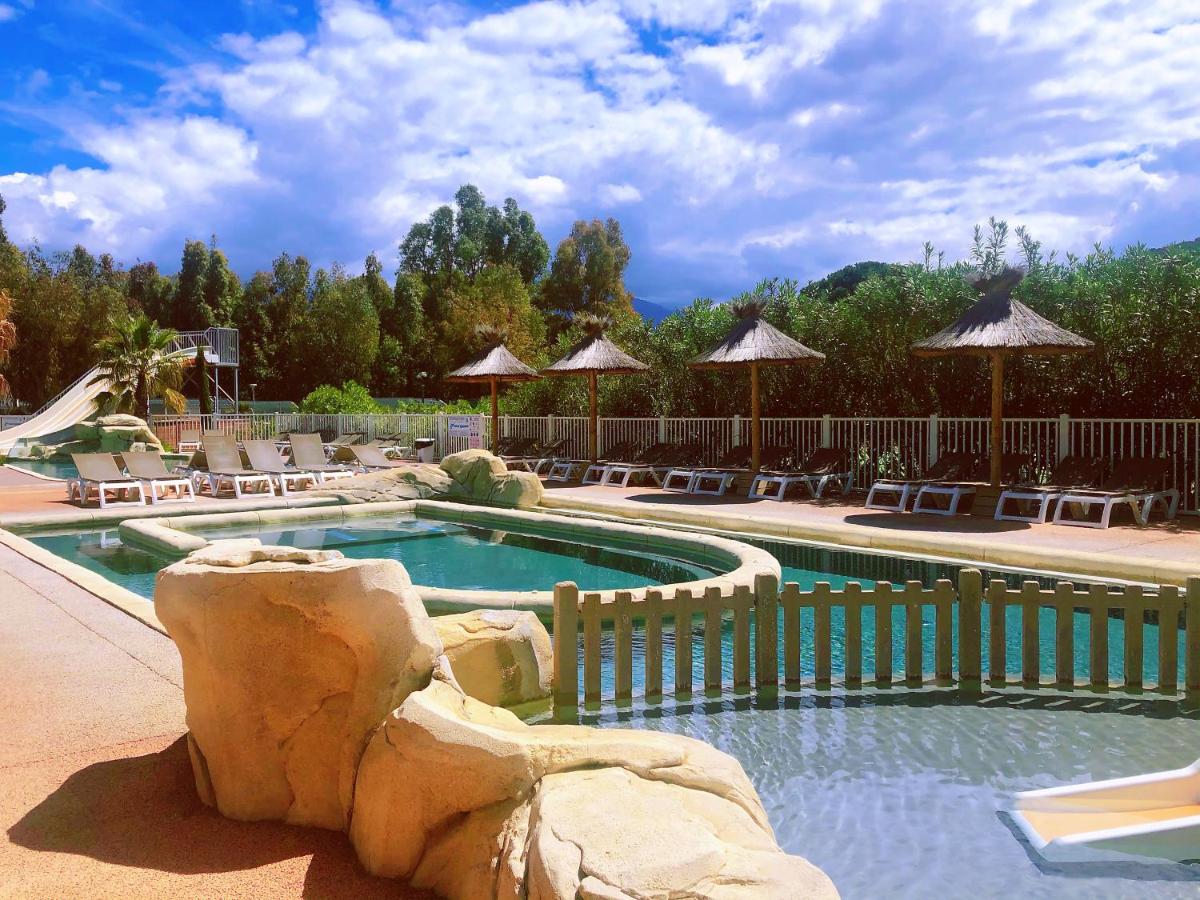 - une piscine avec un rocher en face du complexe dans l'établissement Camping La Pinède, à Calvi