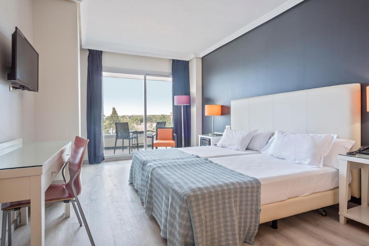 Cama o camas de una habitación en Hotel Balneario Playa de Comarruga
