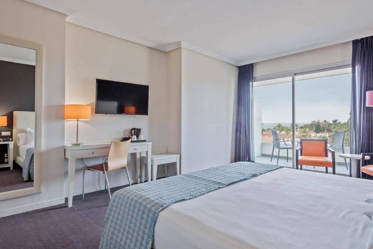 Cama o camas de una habitación en Hotel Balneario Playa de Comarruga